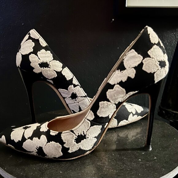 CH Carolina Herrera Monochrome Floral Print Lace Fabric Pointed Toe Pumps - Picture 3 of 9